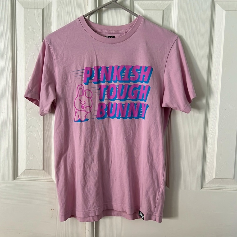 BT21 X UNIQLO : “PINKISH TOUGH BUNNY” Graphic Cooky Design T-Shirt BTS (XS)